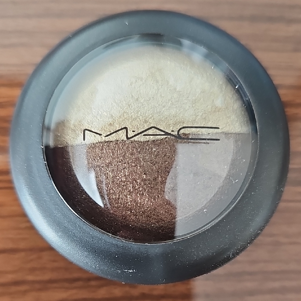 MAC Cosmetics Mineralize Eyeshadow Duo In "Illusionary Burning Ambition"